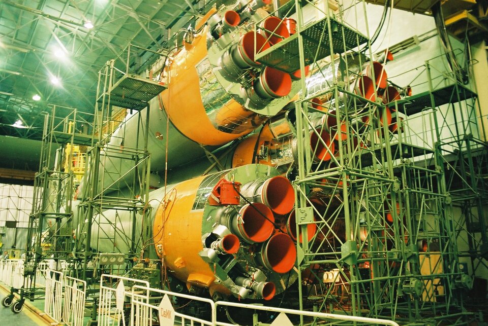 De Sojoez-lanceerraket voor MetOp in de assemblagehal op Bajkonoer