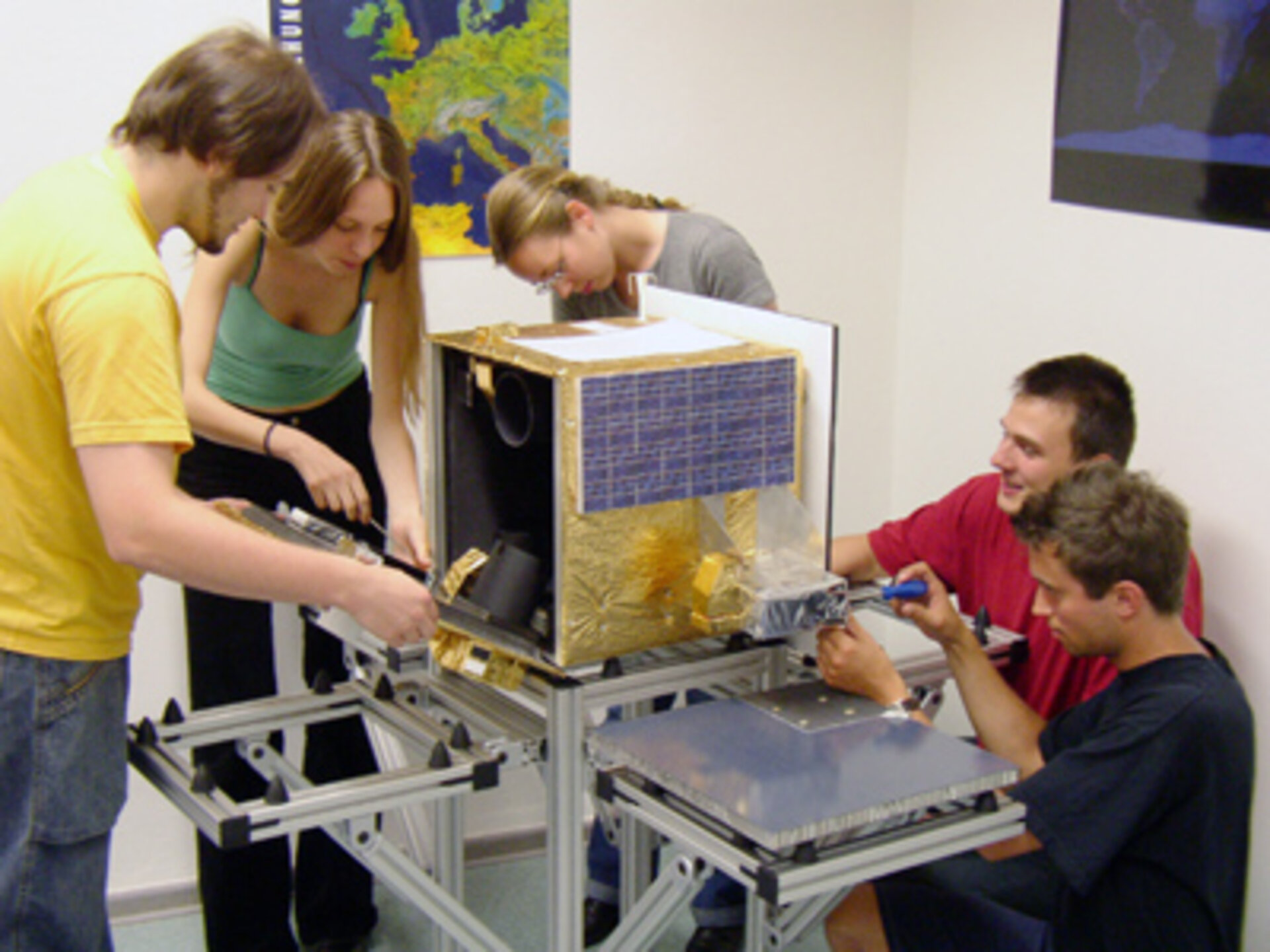 Studenten bei der Montage von BEOSAT