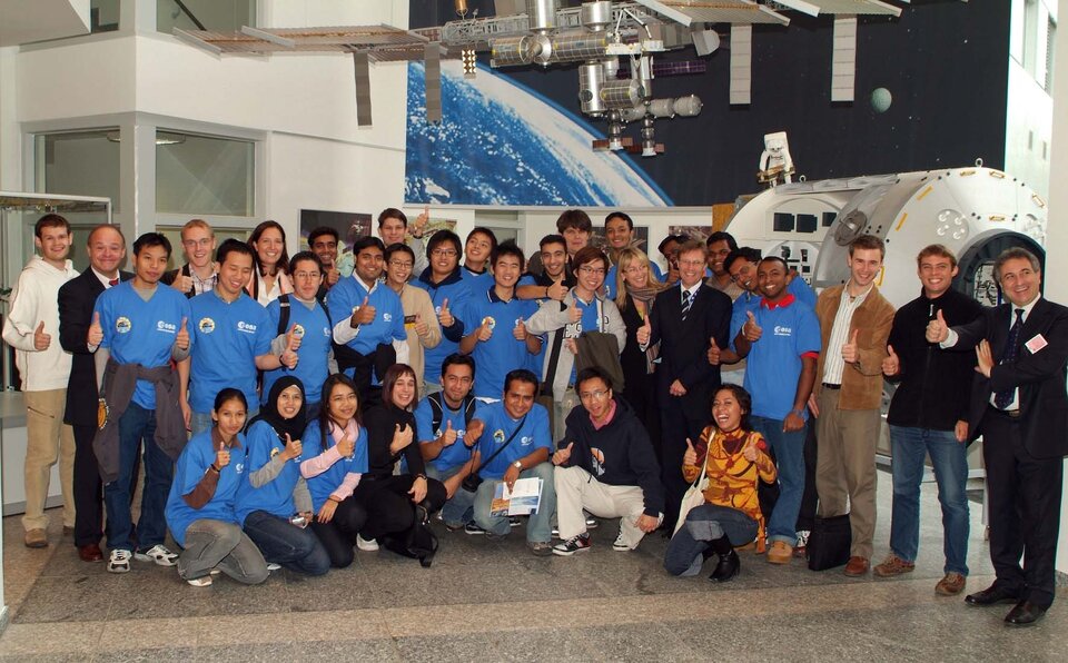 Group photo in the foyer of the German Space Operations Center (GSOC)