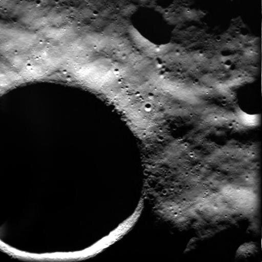 Een dramatisch beeld van de krater Skackelton op de zuidpool van de maan, gezien door SMART 1