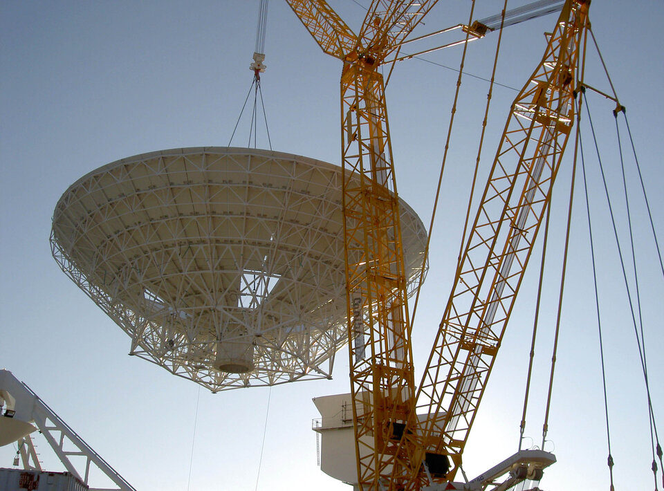 Cebreros Antenna - Lifting main parabolic reflector