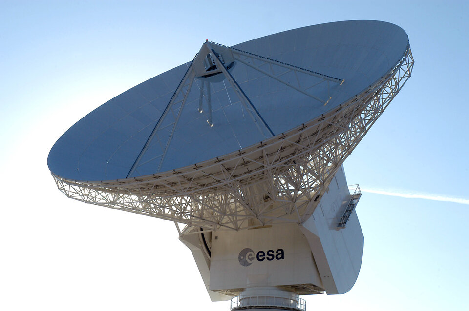 Die 35-m Antenne im spanischen Cebreros sichert die Verbindung zu BepiColombo