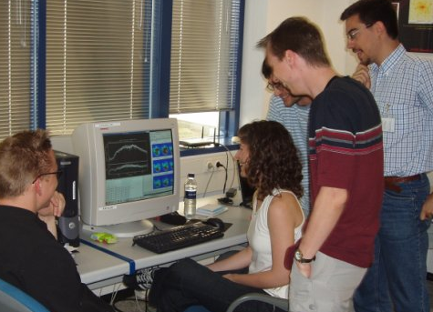 Varios estudiantes trabajando en equipo