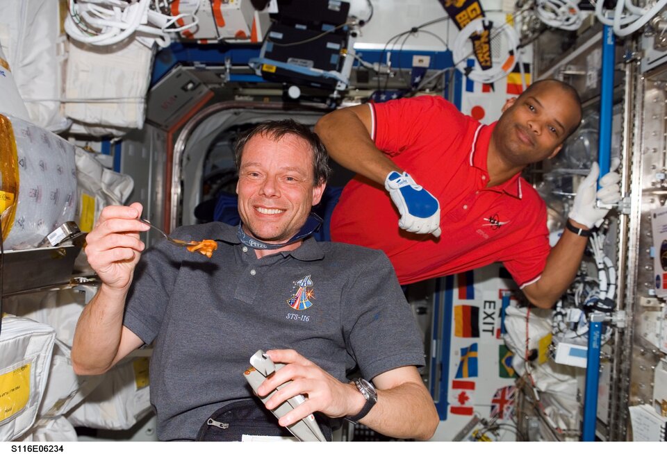 Christer Fuglesang disfruta de una buena comida a bordo de la ISS