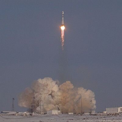 Det första test-elementet i det europeiska satellitpositioneringssystemet Galileo, GIOVE-A, stiger mot himlen ovanför kosmodromen Baikonur i Kazakstan ombord på en rysk Sojuz-raket.