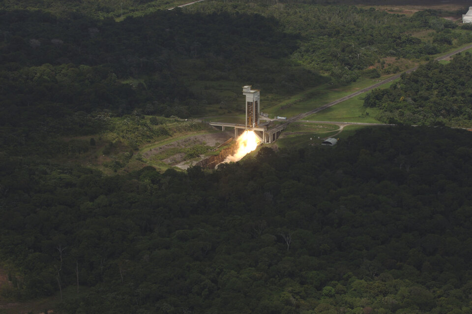 Test met de eerste trap van Vega op 30 november in Kourou