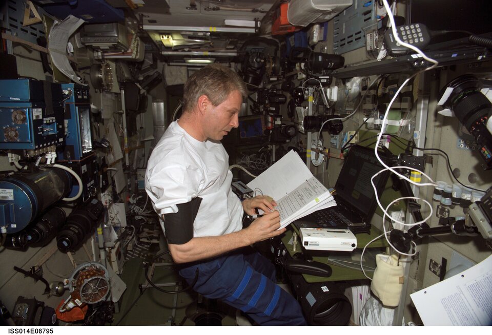 Thomas Reiter führt Experimente auf der ISS durch, 2006.