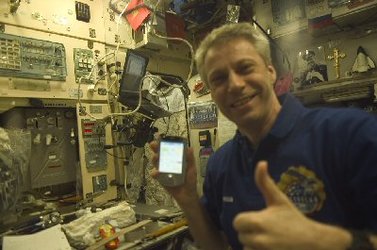 Thomas Reiter using a wireless PDA