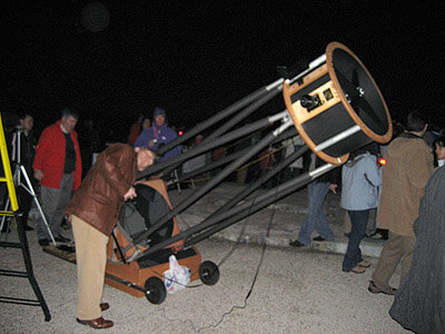 Leo Metcalfe, jefe científico de soporte de XMM-Newton, con su telescopio
