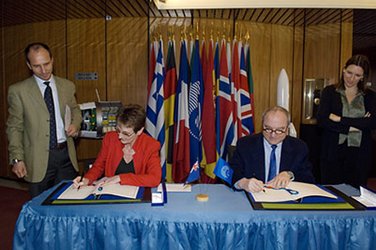 ESA DG Jean-Jacques Dordain and Her Excellency Ms Sarah Dennis sign the arrangement on tracking station