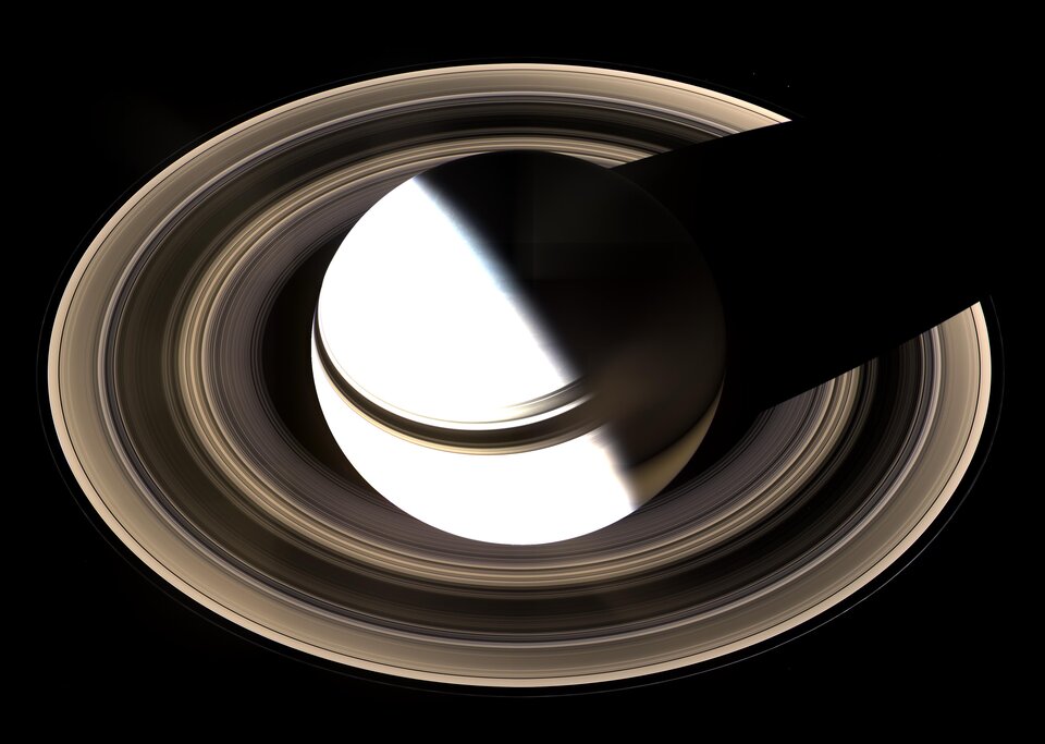 Mozaïek van beelden van de sonde Cassini: de planeet Saturnus, waar Titan omheen draait, in zijn volle glorie...