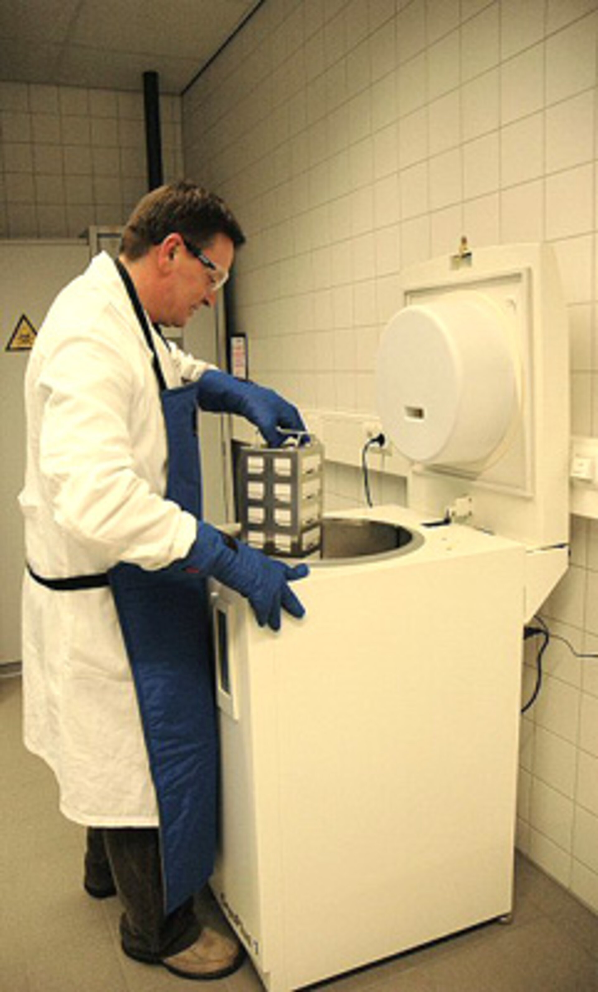 Removing samples from low temperature storage