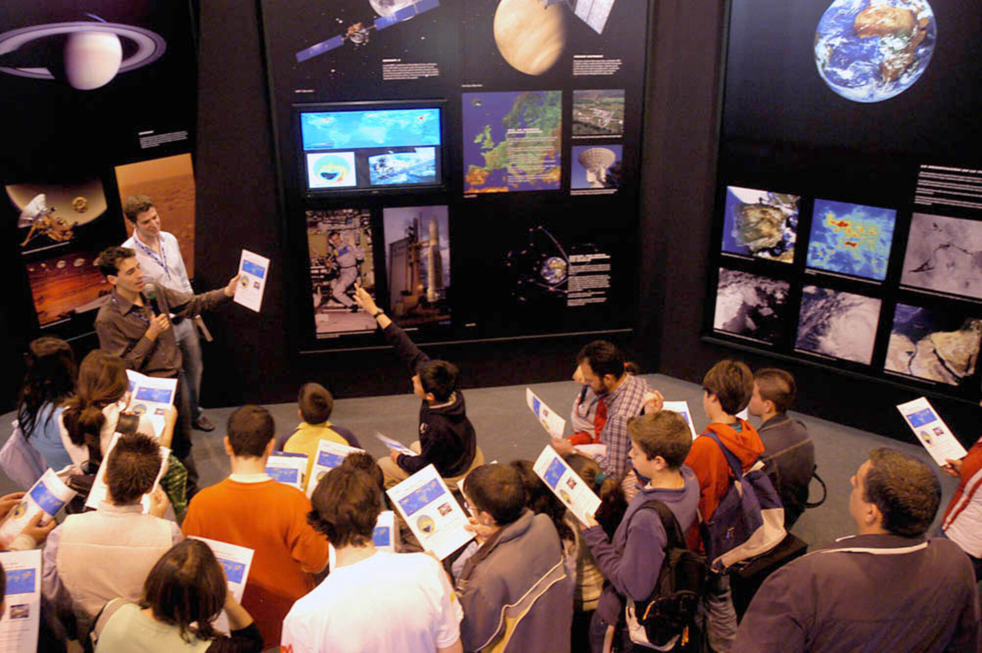 Vista general del stand de la ESA en Madrid por la Ciencia