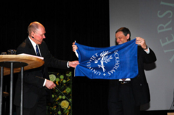 Christer Fuglesang överlämnade en flagga som flugit 203 varv runt jorden till universitetet