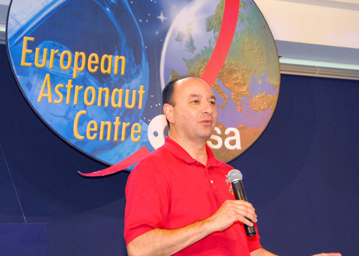 Commander Mark Polansky presents the STS-116 mission during a visit to the European Astronaut Centre