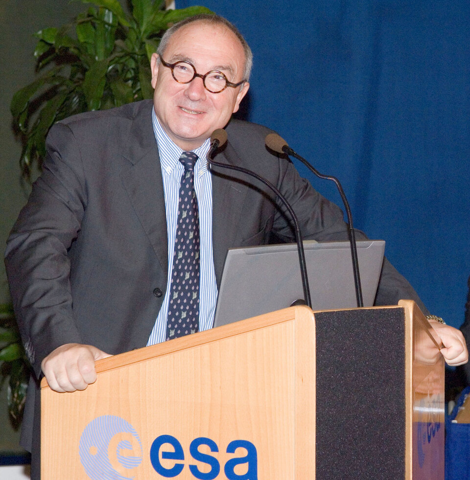 The press will be able to meet ESA's Director General