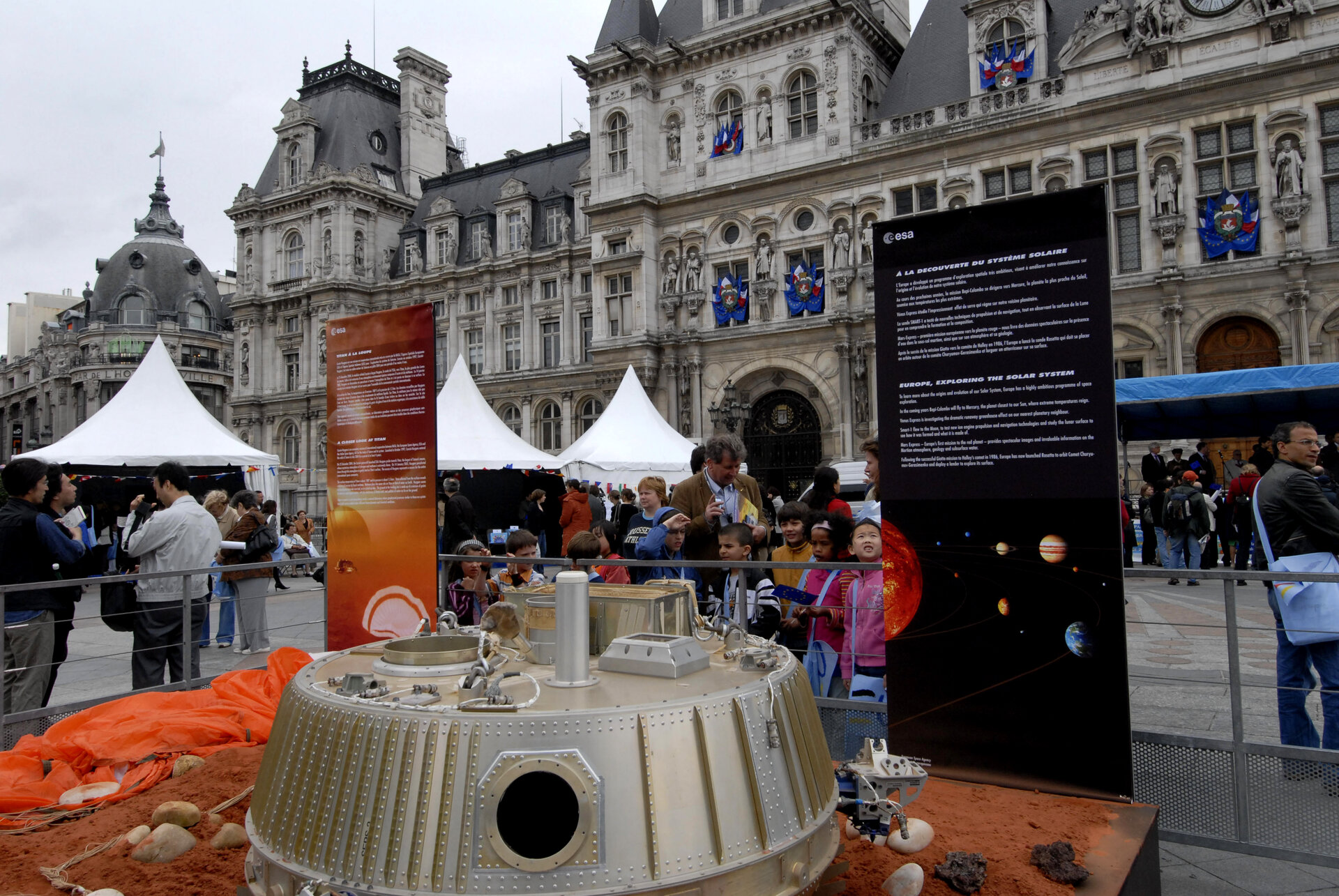 A full-scale model of Huygens landed in Paris