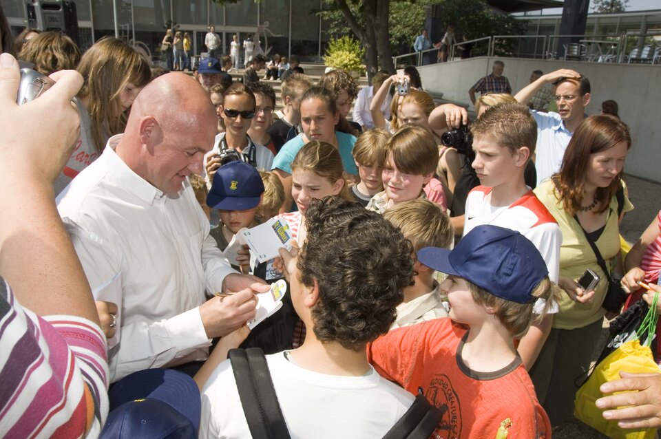 André Kuipers deelt handtekeningen uit