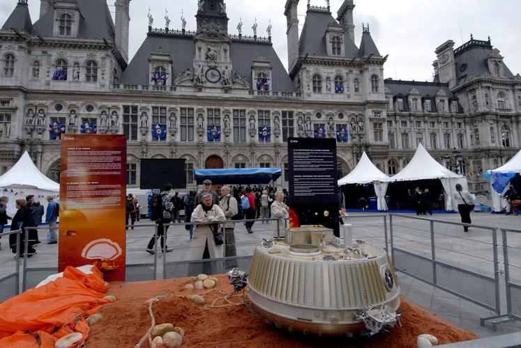 Huygens at the entrance of the “European village”