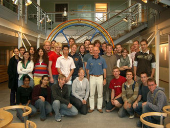 The students of the class of 2006 gathered around ESA astronaut Gerhard Thiele