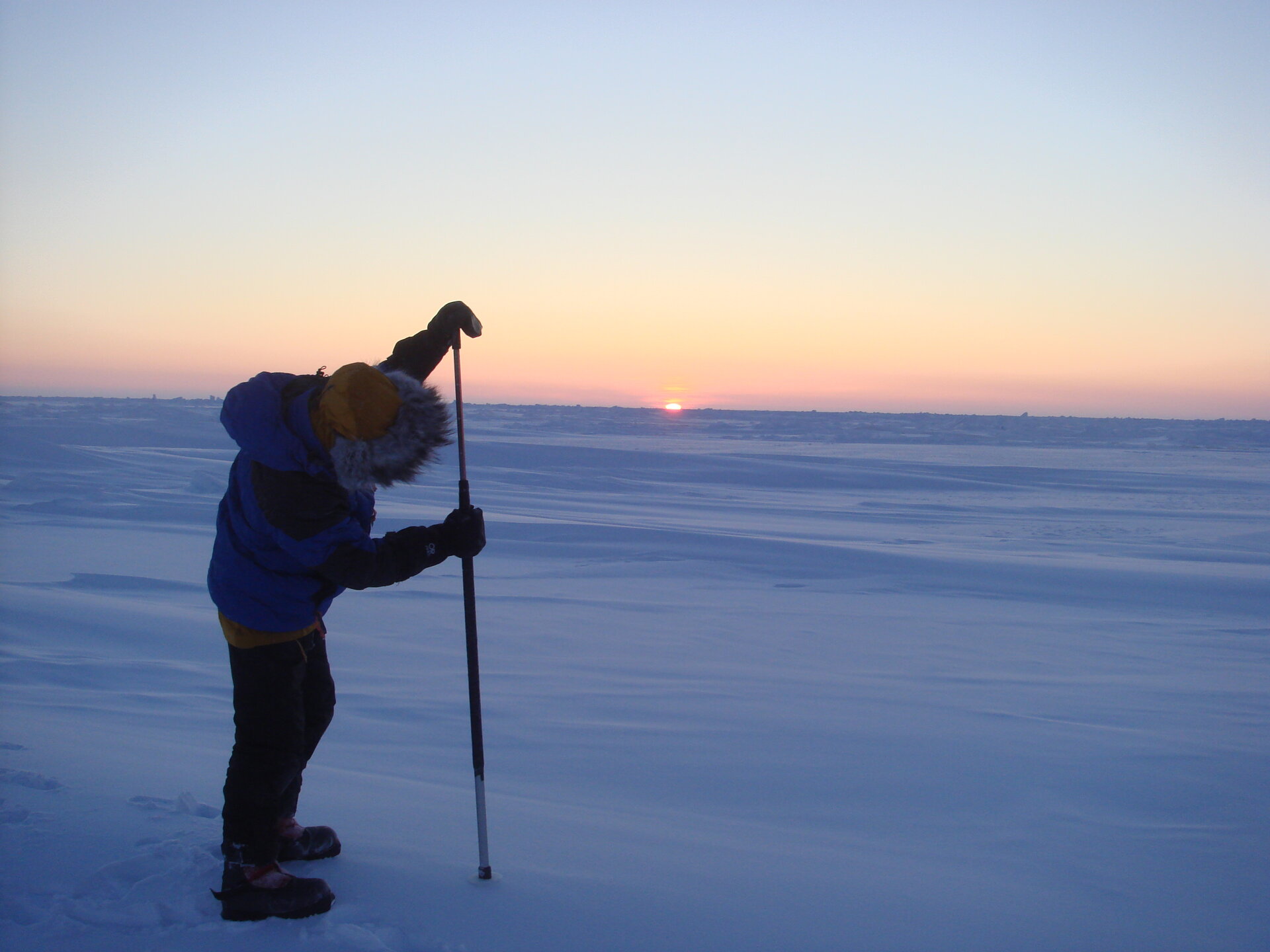 Messen der Schneetiefe auf der „Arctic Arc Expedition“