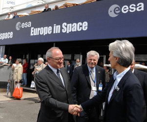 Mr. Dordain, ESA Director General welcomes Mrs Lagarde, French Minister of Economy and Finance to the ESA pavilion
