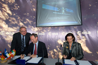 Mr Liebig signs contract for Sentinel-1