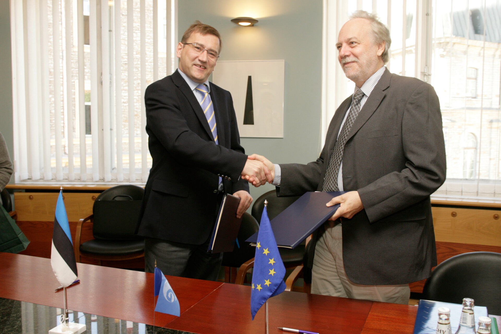 Juhan Parts (vasemmalla) ja René Oosterlinck (oikealla) allekirjoittivat sopimuksen viime viikolla