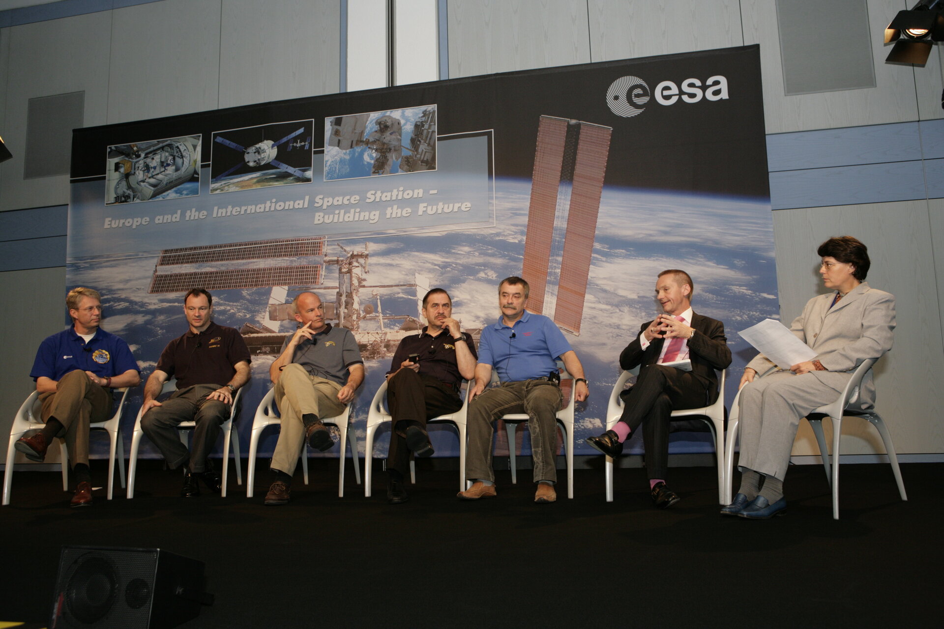 Podiums diskussion der Astronauten zum thema "Zukünftige weltraunflüse"
