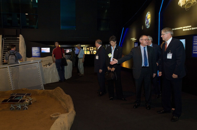 Visit of the ESA pavilion by Mr Petre Hintze, Parliamentary State Secretary in the German Ministry of Economics and Technology