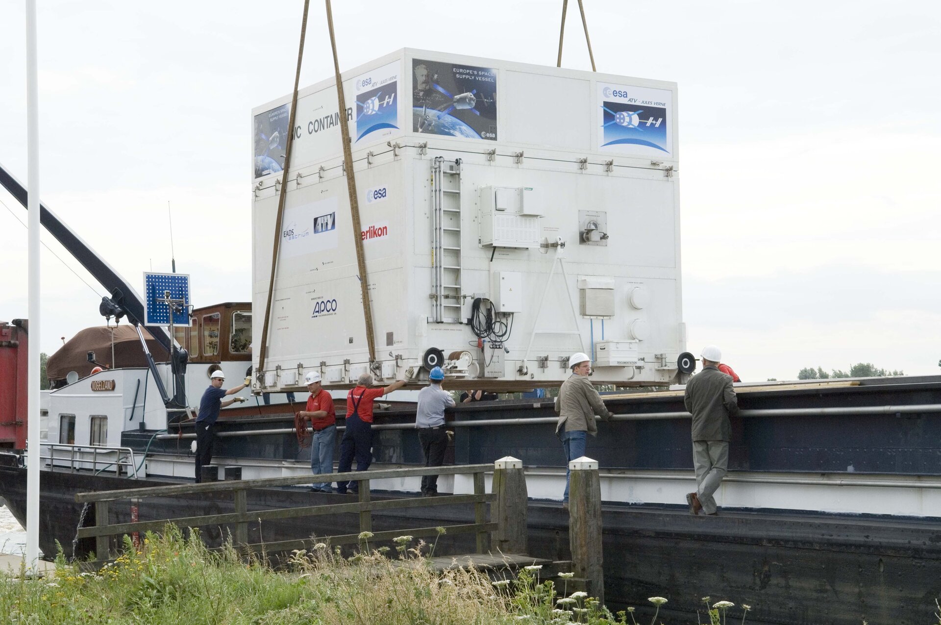 After arriving at Katwijk harbour, the spacecraft sections are loaded onto two canal barges