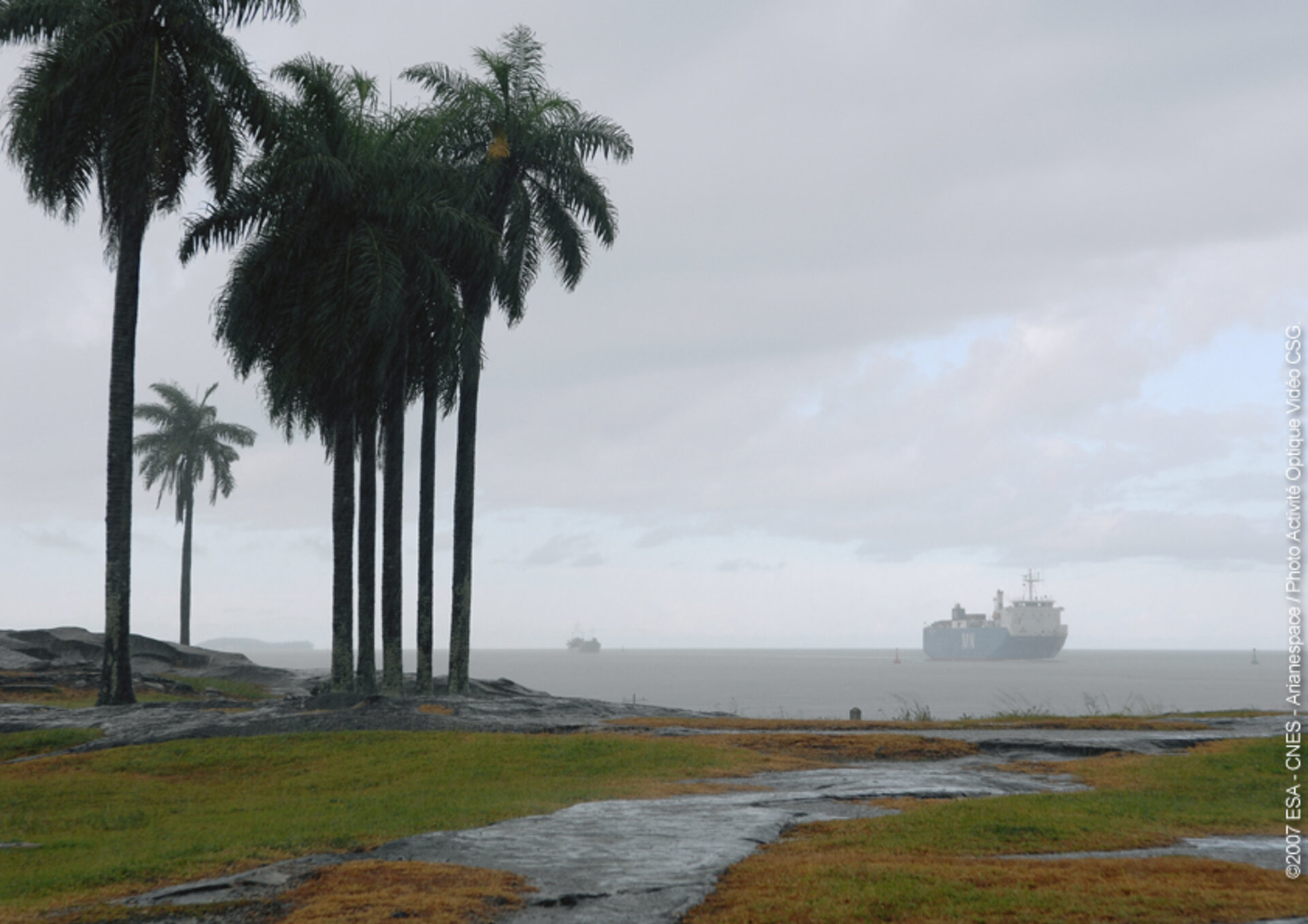 French cargo ship MN Toucan approaches Pariacabo - 30 July 2007