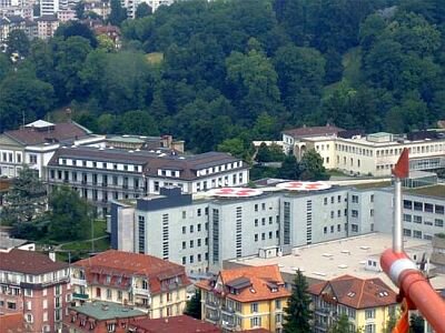 Das Universitätskrankenhaus Lausanne mit der Landeplattform