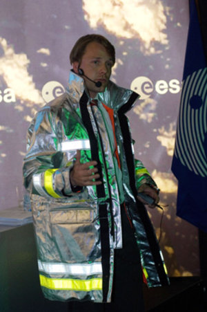 Hitzeschutztechnik aus dem All: Hydro-Jacket für Feuerwehrleute