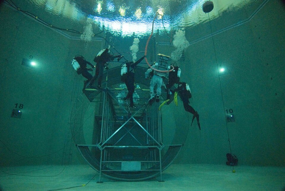 The trial takes place on a structure representing the European Columbus laboratory - view at the bottom of the pool