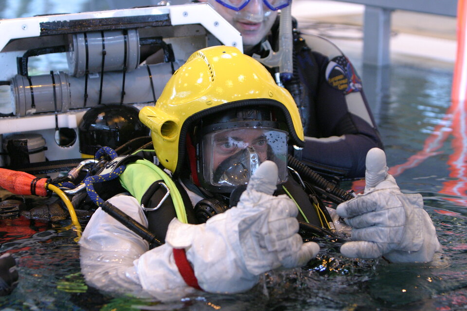 ESA Astronaut Jean-François Clervoy trainiert im Tauchbecken des EAC