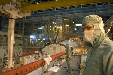 Paolo Nespoli inspects Discovery's cargo bay during CEIT at KSC