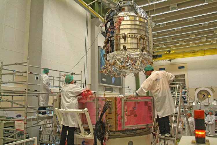 Herschel's cryostat and service module being mated