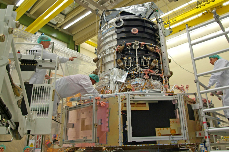 Herschel's cryostat and service module being mated