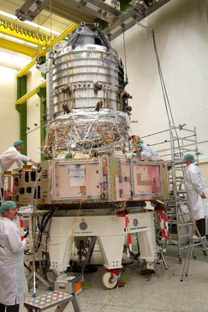 Herschel's cryostat and service module being mated