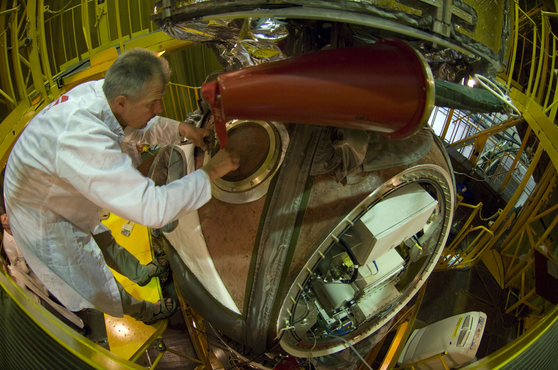 Installation of Biopan on the exterior of the Foton-M3 re-entry capsule