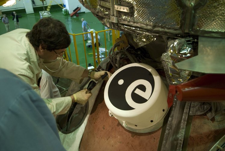 Installation of Biopan on the exterior of the Foton re-entry capsule