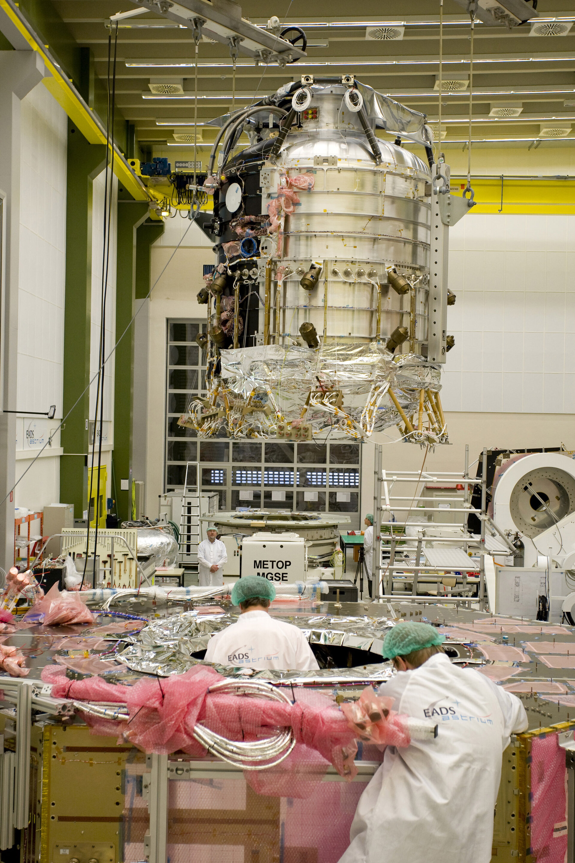Mating of Herschel's cryostat and service module