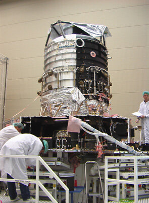 Montagearbeiten an Herschel bei EADS Astrium