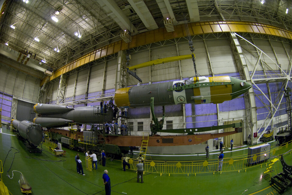 The upper part of the launch vehicle is hoisted for horizontal mating. FOTON M-3 launcher assembly, MIK 112