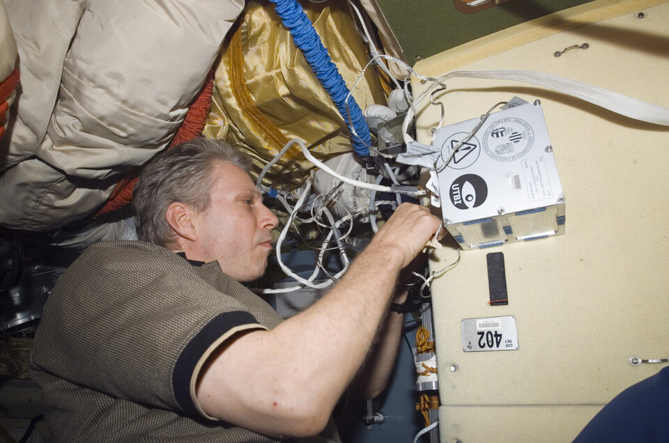 Thomas Reiter activating UTBI on board the ISS