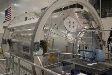Columbus laboratory final hatch closure in NASA's Space Station Processing Facility