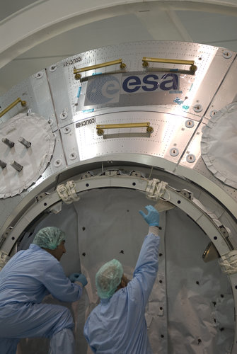 Columbus laboratory final hatch closure in NASA's Space Station Processing Facility