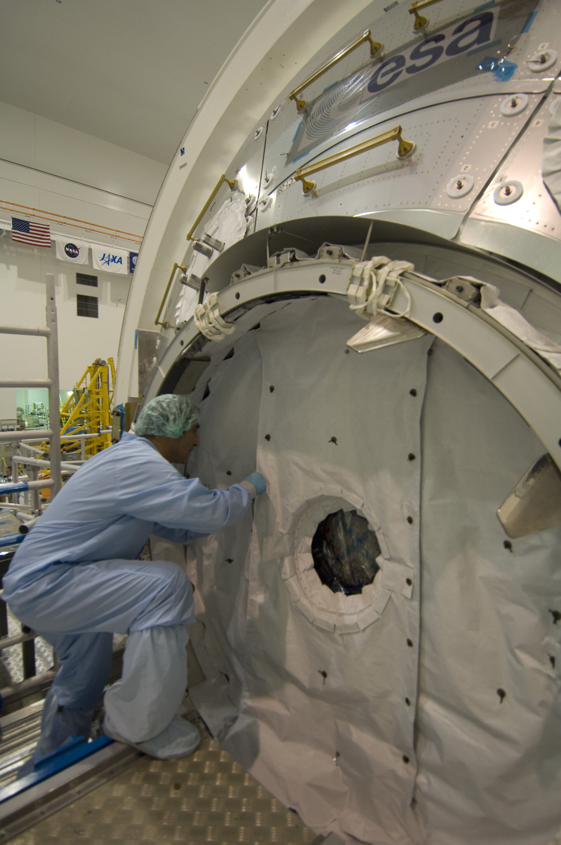 Columbus laboratory final hatch closure in NASA's Space Station Processing Facility