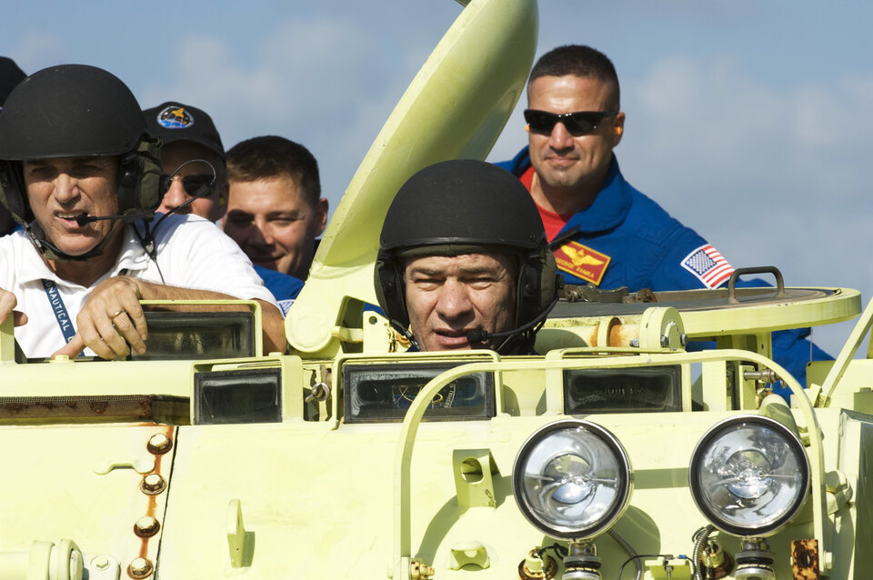 L’astronauta dell’ESA Paolo Nespoli ai comandi del veicolo blindato per il trasporto del personale al KSC